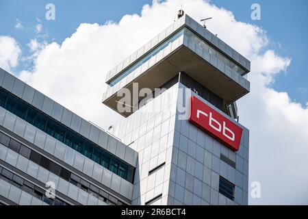 Berlin, Allemagne. 08th juin 2023. Une affiche portant le logo rbb est accrochée au bâtiment du Centre de télévision. Une réunion extraordinaire du conseil de radiodiffusion de Rundfunk Berlin-Brandenburg (rbb) y a lieu. Credit: Fabian Sommer/dpa/Alay Live News Banque D'Images