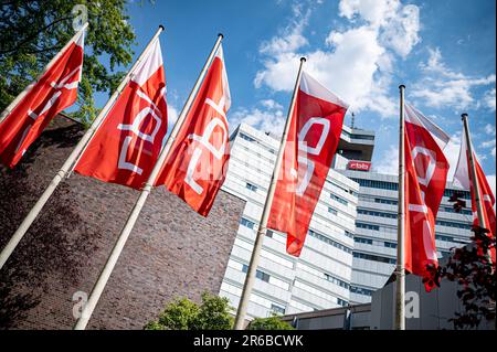 Berlin, Allemagne. 08th juin 2023. Des drapeaux portant le logo rbb survolent devant le bâtiment du Centre de télévision. Une réunion extraordinaire du conseil de radiodiffusion de Rundfunk Berlin-Brandenburg (rbb) y a lieu. Credit: Fabian Sommer/dpa/Alay Live News Banque D'Images
