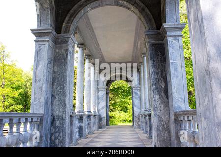 Pont de marbre dans le parc Catherine à Tsarskoïe Selo. Galerie avec colonnes de marbre et balustres de granit gris. - Petersburg. Banque D'Images