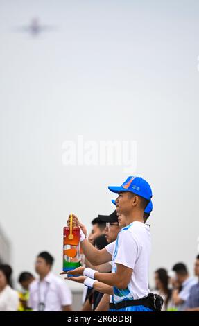 (230608) -- CHENGDU, 8 juin 2023 (Xinhua) -- les membres du personnel tiennent la flamme des Jeux universitaires mondiaux à l'aéroport international de Chengdu Tianfu à Chengdu, dans la province du Sichuan, au sud-ouest de la Chine, sur 8 juin 2023. La cérémonie de lancement du relais de la torche pour les Jeux d'été 31st de l'Université mondiale de la FISU s'est tenue jeudi à l'aéroport international de Chengdu Tianfu. Sous une escorte de 21 membres, la flamme a été transférée par l'avion à Beijing où le relais de la torche commence officiellement samedi. Le relais de la torche est prévu pour fonctionner jusqu'à 28 juillet, lorsque l'Universiade s'ouvre à Chengdu, dans le sud-ouest du C Banque D'Images