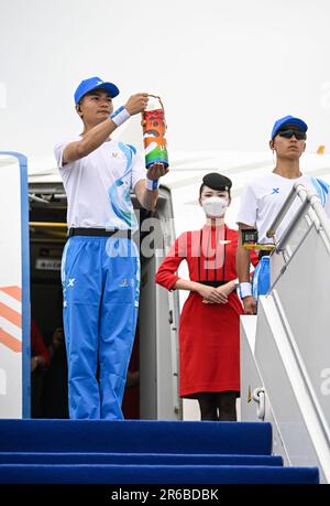 (230608) -- CHENGDU, 8 juin 2023 (Xinhua) -- Un membre du personnel expose la flamme des Jeux universitaires mondiaux avant d'embarquer dans l'avion à l'aéroport international de Chengdu Tianfu à Chengdu, dans la province du Sichuan, dans le sud-ouest de la Chine, sur 8 juin 2023. La cérémonie de lancement du relais de la torche pour les Jeux d'été 31st de l'Université mondiale de la FISU s'est tenue jeudi à l'aéroport international de Chengdu Tianfu. Sous une escorte de 21 membres, la flamme a été transférée par l'avion à Beijing où le relais de la torche commence officiellement samedi. Le relais de la torche est programmé pour fonctionner jusqu'à 28 juillet, lorsque l'Universiade Banque D'Images