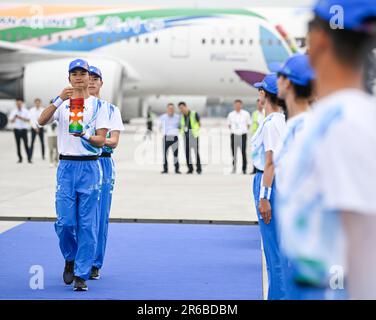 (230608) -- CHENGDU, 8 juin 2023 (Xinhua) -- les membres du personnel transportent la flamme des Jeux universitaires mondiaux jusqu'à l'avion de l'aéroport international de Chengdu Tianfu à Chengdu, dans la province du Sichuan, au sud-ouest de la Chine, sur 8 juin 2023. La cérémonie de lancement du relais de la torche pour les Jeux d'été 31st de l'Université mondiale de la FISU s'est tenue jeudi à l'aéroport international de Chengdu Tianfu. Sous une escorte de 21 membres, la flamme a été transférée par l'avion à Beijing où le relais de la torche commence officiellement samedi. Le relais de la torche est programmé pour fonctionner jusqu'à 28 juillet, lorsque l'Universiade s'ouvre à Chengd Banque D'Images