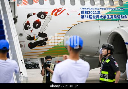 (230608) -- CHENGDU, 8 juin 2023 (Xinhua) -- les membres du personnel transportent la flamme des Jeux universitaires mondiaux jusqu'à l'avion de l'aéroport international de Chengdu Tianfu à Chengdu, dans la province du Sichuan, au sud-ouest de la Chine, sur 8 juin 2023. La cérémonie de lancement du relais de la torche pour les Jeux d'été 31st de l'Université mondiale de la FISU s'est tenue jeudi à l'aéroport international de Chengdu Tianfu. Sous une escorte de 21 membres, la flamme a été transférée par l'avion à Beijing où le relais de la torche commence officiellement samedi. Le relais de la torche est programmé pour fonctionner jusqu'à 28 juillet, lorsque l'Universiade s'ouvre à Chengd Banque D'Images