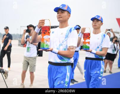 (230608) -- CHENGDU, 8 juin 2023 (Xinhua) -- les membres du personnel transportent la flamme des Jeux universitaires mondiaux jusqu'à l'avion de l'aéroport international de Chengdu Tianfu à Chengdu, dans la province du Sichuan, au sud-ouest de la Chine, sur 8 juin 2023. La cérémonie de lancement du relais de la torche pour les Jeux d'été 31st de l'Université mondiale de la FISU s'est tenue jeudi à l'aéroport international de Chengdu Tianfu. Sous une escorte de 21 membres, la flamme a été transférée par l'avion à Beijing où le relais de la torche commence officiellement samedi. Le relais de la torche est programmé pour fonctionner jusqu'à 28 juillet, lorsque l'Universiade s'ouvre à Chengd Banque D'Images