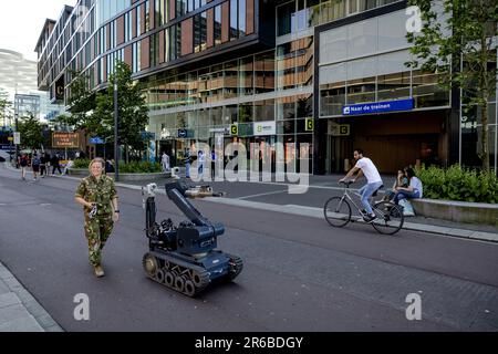 UTRECHT - un robot explosif conduit sur la piste cyclable lors d'un exercice de sécurité dans les environs de la gare centrale d'Utrecht. Le Service d'élimination des explosifs de défense, en collaboration avec NS, ProRail, la police, la région de sécurité d'Utrecht, le Service des poursuites pénales et la municipalité d'Utrecht, exerce leur déploiement en cas d'incident de grande envergure sur la base de divers scénarios. ANP ROBIN VAN LONKHUIJSEN pays-bas sortie - belgique sortie Banque D'Images