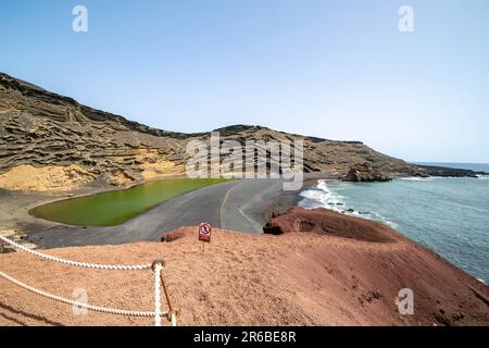 Le célèbre lac vert trouvé derrière la plage à El Golfo à Lanzarote. Banque D'Images