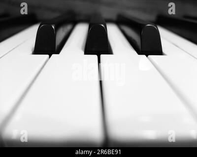 Gros plan sur les touches de piano noir et blanc pour jouer de la musique et divertir Banque D'Images