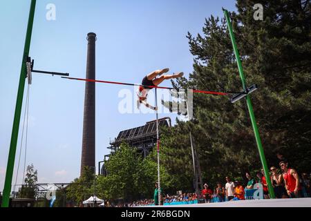 Finnja Friesfeld (GER) dans la sous-voûte de 18 pôles. Duisburg, Allemagne 08.06.2023. Jour 1 des Jeux de la Ruhr 23. Pendant quatre jours, les athlètes amateurs se disputent dans des disciplines allant du DMX au Water Polo. Credit: News NRW / Alamy Live News Banque D'Images