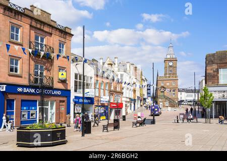 Dumfries High Street dans le centre-ville de Dumfries avec le bâtiment de conseil Midsteeple et le bureau de boîte Dumfries et Galloway Scotland UK GB Europe Banque D'Images