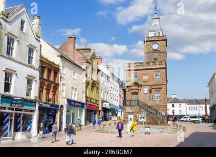 Dumfries High Street dans le centre-ville de Dumfries avec le bâtiment de conseil Midsteeple et le bureau de boîte Dumfries et Galloway Scotland UK GB Europe Banque D'Images