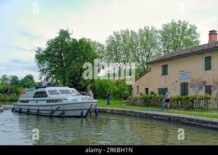 Le Canal-du-midi : en passant par l'écluse de Laval. Gardouch, Occitanie, France Banque D'Images