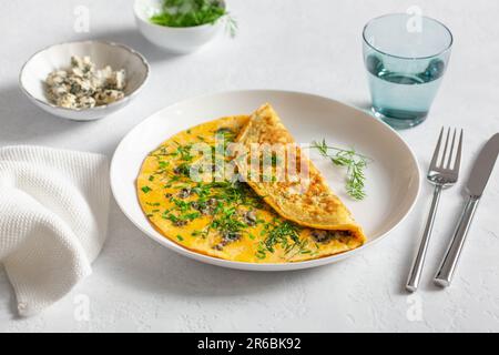 omelette aux herbes de fromage bleu oignon de printemps. keto régime sain petit déjeuner bas carb Banque D'Images