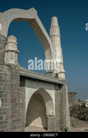 01 14 2009 Kamani masjid et étang d'eau sur Shivneri fort Taluka Junnar district Pune Maharashtra Inde Asie. Banque D'Images