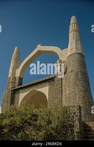 01 14 2009 Kamani masjid et étang d'eau sur Shivneri fort Taluka Junnar district Pune Maharashtra Inde Asie. Banque D'Images