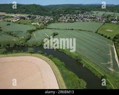 Vue aérienne de la rivière Wye qui coule à travers la campagne de Herefordshire près de Fownwpland en juin 2023 Banque D'Images