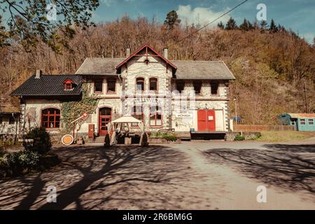 Vue extérieure de l'édifice de la vieille gare dans le village de Monreal Banque D'Images