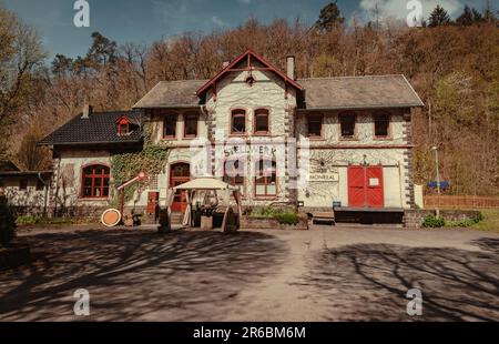 Vue extérieure de l'édifice de la vieille gare dans le village de Monreal Banque D'Images