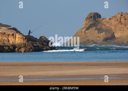 Pêcheurs sur les rochers à Oualidia au Maroc Banque D'Images