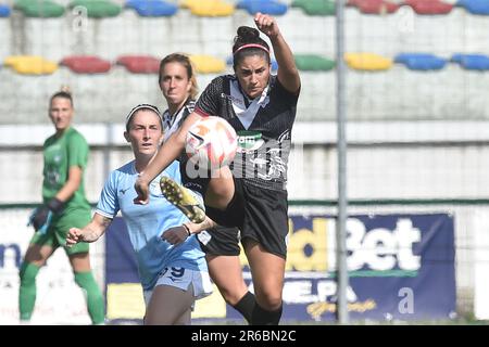 Pomigliano, Italie. 08th juin 2023. Laura Condon de SS Lazio concurrence pour le ballon avec Alice Corelli de Pomigliano Calcio pendant le jeu - Out Serie A entre Pomigliano Calcio vs SS Lazio Femminile au stade de Palma Campania crédit: Agence de photo indépendante/Alamy Live News Banque D'Images