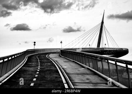 Photo en noir et blanc du Ponte del Mare, Pescara, Italie Banque D'Images