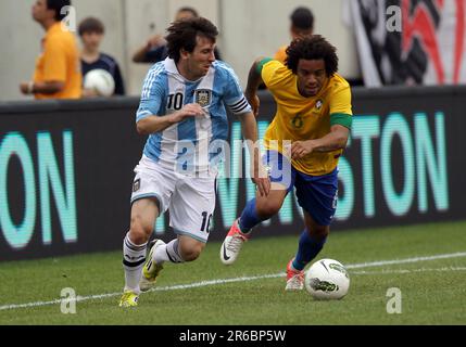 WASHINGTON, DC, USA - 08 MLS et Inter-Miami annoncent la signature de Lionel Messi. JUIN 09 2012: Lionel Messi (10) d'Argentine s'éloigne de Marcelo (6) du Brésil lors d'un match international amical au stade Metlife à East Rutherford, New Jersey. L'Argentine a gagné 4-3.(photo par Tony Quinn-Alamy Live News) Banque D'Images