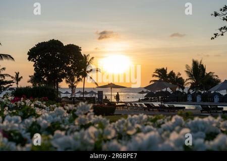 Zanzibar, Tanzanie - 14 mars 2023: Coucher de soleil au Royal Zanzibar Resort, une station balnéaire tout compris sur l'océan Indien Banque D'Images