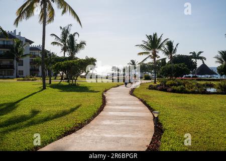 Zanzibar, Tanzanie - 14 mars 2023: Sentiers de randonnée au Royal Zanzibar Resort, un complexe de plage tout compris sur l'océan Indien Banque D'Images