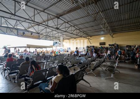 Arusha, Tanzanie - 14 mars 2023: Les passagers attendent à la zone de la porte pour monter à bord des vols à l'aéroport national de l'ARK Banque D'Images