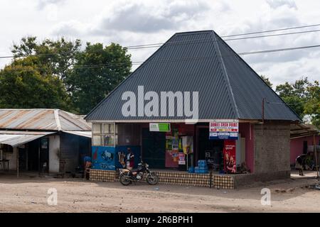 Tanzanie, Afrique - 14 mars 2023: Petit bâtiment de tir de marché vendant des boissons froides sur le côté de la route dans un petit village Banque D'Images