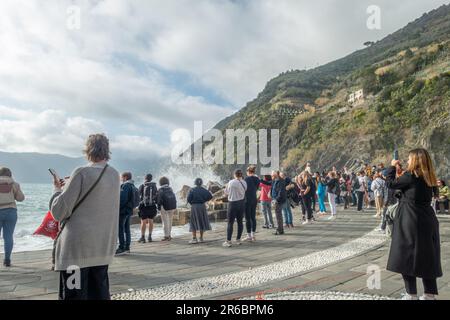 une foule de personnes regardant les vagues ont frappé la rive à vernazza, en italie Banque D'Images