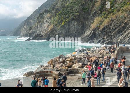 une foule de personnes regardant les vagues ont frappé la rive à vernazza, en italie Banque D'Images