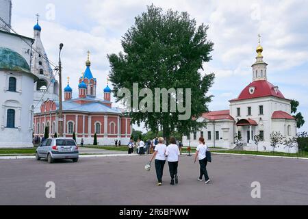 Kolomna, Russie - 30 mai 2023: Touristes sur le territoire du Kremlin de Kolomna. Églises orthodoxes et ancienne architecture russe Banque D'Images