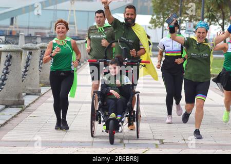Sensibilisation à la course caritative Marines ENKI donnant aux enfants handicapés la possibilité de participer à des courses avec des coureurs corsés. Banque D'Images