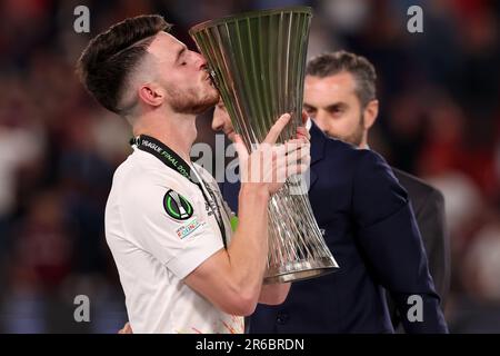 Eden Arena, Prague, République tchèque. 7th juin 2023. Finale de football de l'UEFA Europa Conference League, Fiorentina versus West Ham United; Declan Rice of West Ham United embrasse le trophée de la Conférence de l'UEFA Credit: Action plus Sports/Alamy Live News Banque D'Images