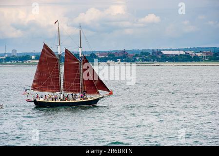 Le grand navire Inland Seas, navigue le long du rivage de Cleveland sur le lac Érié dans le cadre du Tall Ships Festival 2019. Banque D'Images