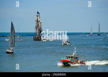 L'US Brig Niagara, qui fait partie du Cleveland Tall Ships Festival 2019, lance un feu de canon simulé, laissant des bouffées de fumée. Banque D'Images