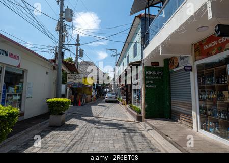 El Tunco, la Libertad, El Salvador - 7 novembre 2022 : rues touristiques de la petite ville côtière Banque D'Images