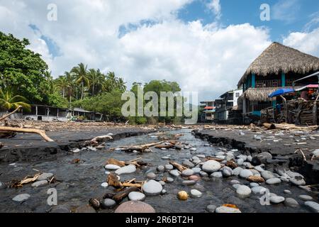 El Tunco, la Libertad, El Salvador - 7 novembre 2022: Forêt tropicale et hôtels rustiques au bord du fleuve Banque D'Images