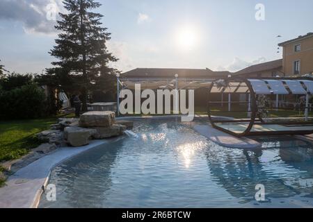 Location de villa privée chère. Piscine dans un parc. Extérieur du manoir. Villa de luxe avec piscine. Banque D'Images