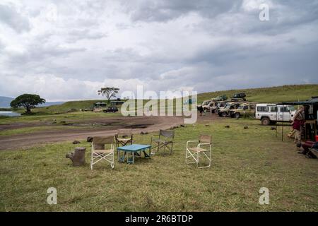 Cratère de Ngorongoro, Tanzanie - 12 mars 2023: Aire de repos et déjeuner pique-nique point pour les touristes safari à l'intérieur du parc national Banque D'Images