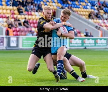 York, Royaume-Uni. 27th mai 2023. Rugby League Summer Bash : Featherstone Rovers et York RLFC. #25 Thomas Lacans, Featherstone Rovers, attaqué par #2 Joseph Brow Banque D'Images