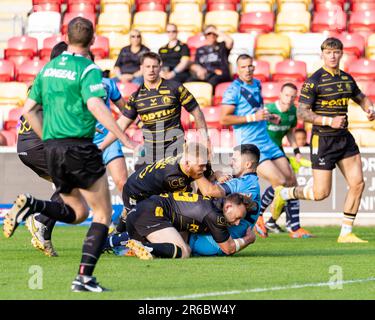 York, Royaume-Uni. 27th mai 2023. Rugby League Summer Bash : Featherstone Rovers et York RLFC. #23 Caleb Aekins, Featherstone Rovers, Tackeld par #2 Joseph Brown Banque D'Images