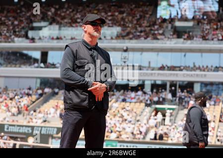 Paris, France. 08th juin 2023. Les gardes de sécurité surveillent le match de demi-finale entre Aryna Sabalenka, de Biélorussie, et Karolina Muchova, de République tchèque, lors de l'Open de tennis Roland Garros à Paris, en France, jeudi, 8 juin 2023. Muchova a gagné 7-6, 6-7, 7-5 et s'est qualifié pour la finale. Photo de Maya Vidon-White/UPI crédit: UPI/Alay Live News Banque D'Images