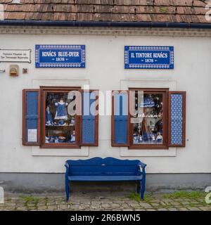 Szentendre, Hongrie - 30 novembre 2022: La boutique de teinture bleue Kovacs, qui préserve l'art textile traditionnel Banque D'Images