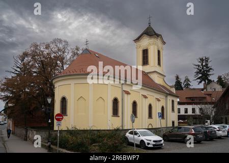 Szentendre, Hongrie - 30 novembre 2022 : une église de village à Szentendre, Hongrie, par une journée d'hiver. Banque D'Images