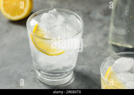 Eau froide rafraîchissante au citron dans un verre Banque D'Images