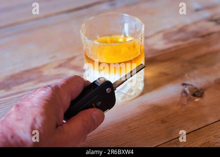 abus d'alcool avec verre de whisky avec glace et clé de voiture sur la table. Banque D'Images