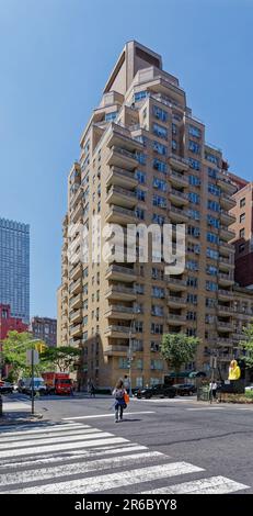 Émery Roth a conçu 40 Park Avenue avec peu d'ornementation, mais comprenait cinq balcons sur la plupart des étages et une couronne de revers en terrasse. Banque D'Images