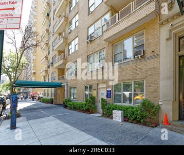 Émery Roth a conçu 40 Park Avenue avec peu d'ornementation, mais comprenait cinq balcons sur la plupart des étages et une couronne de revers en terrasse. Banque D'Images