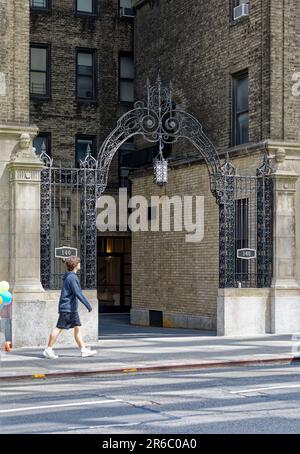 Émery Roth a conçu cet immeuble de 1924 appartements avec une cour derrière une porte en fer et des vitrines sur Lexington Avenue. Banque D'Images